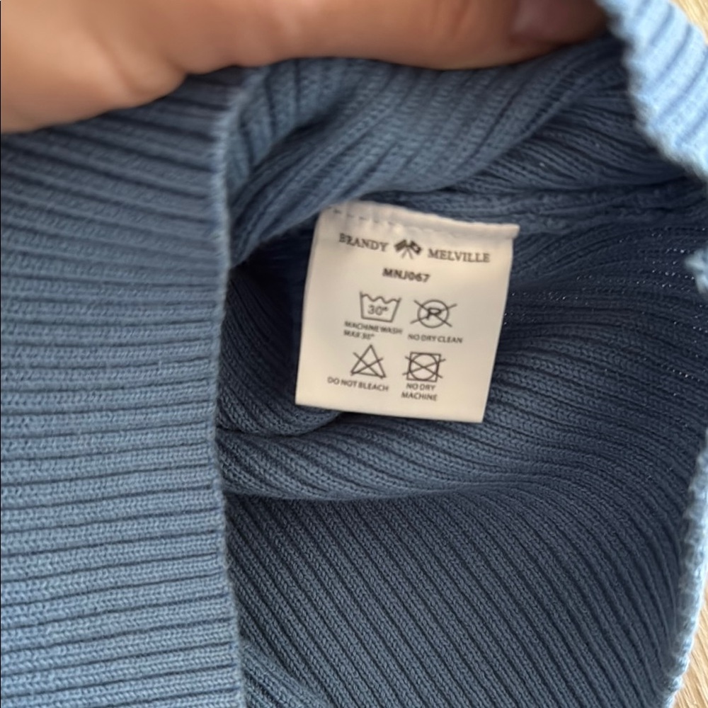 Brandy Melville V-Neck Sweater - Picture 4 of 4